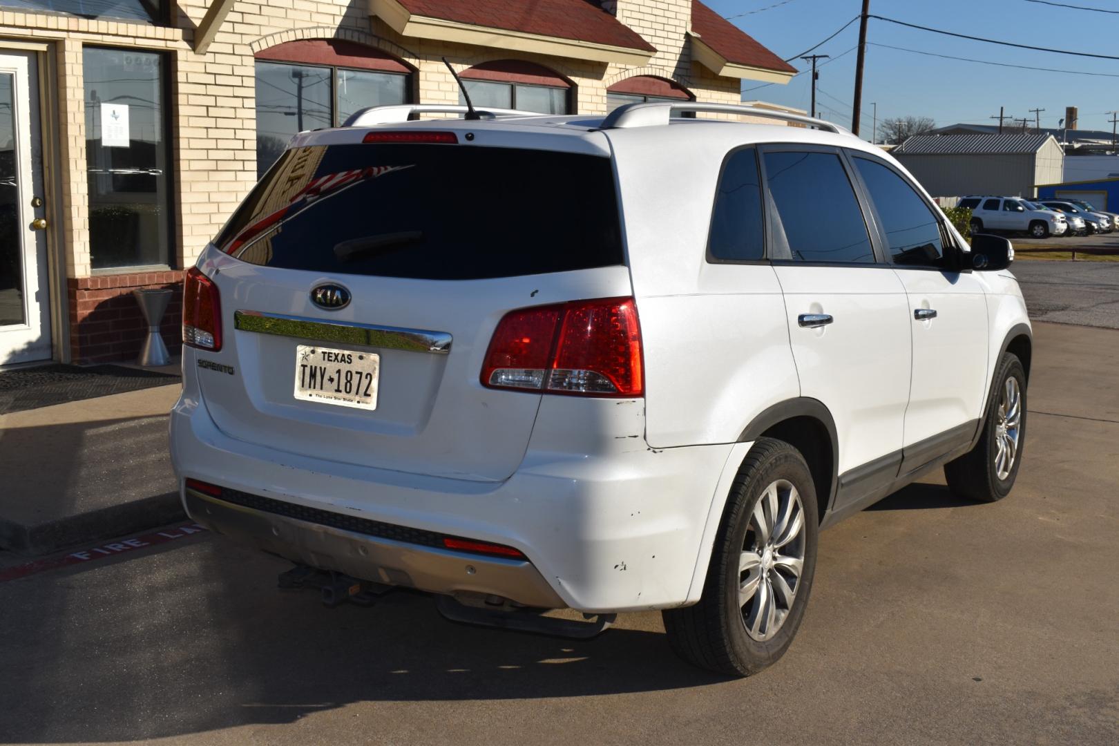 2011 White /Tan Kia Sorento EX V6 2WD (5XYKU4A29BG) with an 3.5L V6 DOHC 24V engine, 6-Speed Automatic transmission, located at 5925 E. BELKNAP ST., HALTOM CITY, TX, 76117, (817) 834-4222, 32.803799, -97.259003 - This Vehicle has a Clean Carfax Report!! Rides and Drives great, it just needs YOU Behind the Wheel!! Our#1 Priority is to get you APPROVED and back on the road again in your new ride!! Apply Online Now!! Easy, simple financing available! We can get you into a vehicle that fits your needs regar - Photo#4